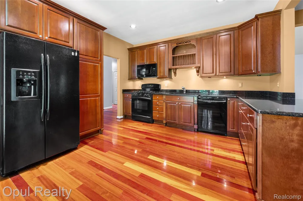 24585 Edgewood Drive Novi City, MI 48374