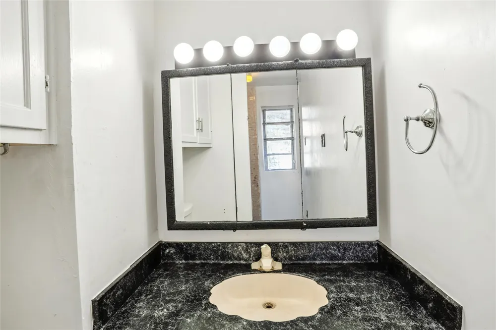 1719 E Grauwyler Road #103 Irving, TX 75061