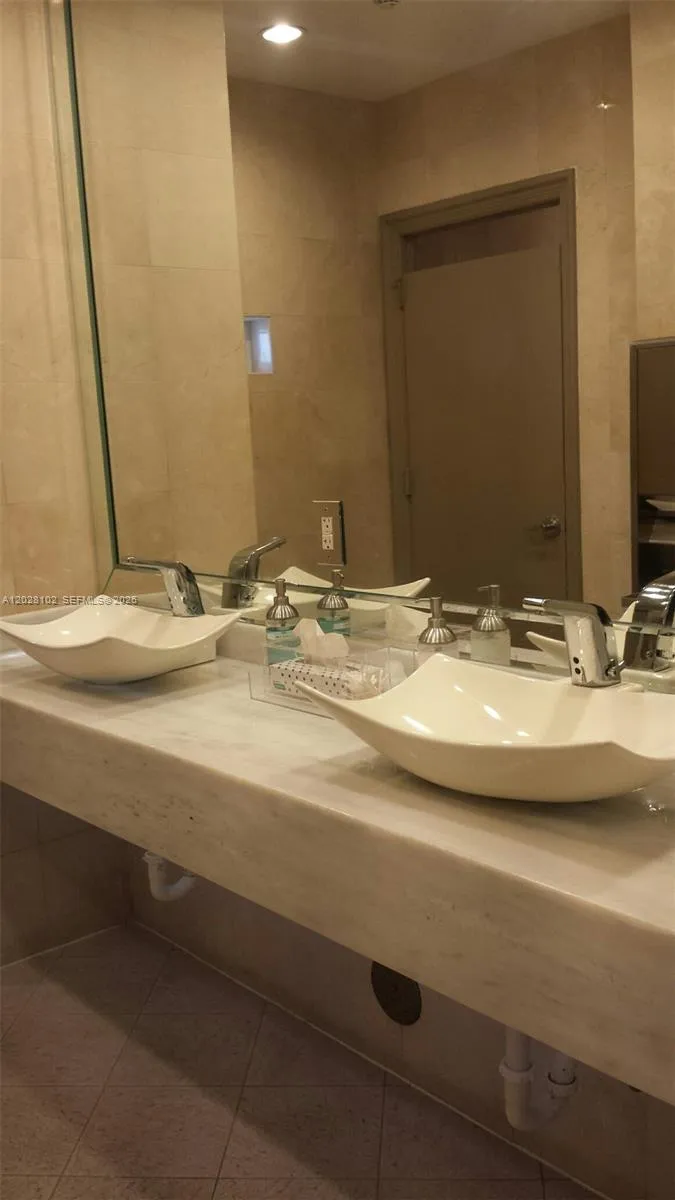 4779 Collins Ave #3504 Miami Beach, FL 33140