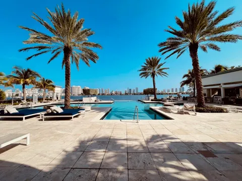 17111 Biscayne Blvd #208
