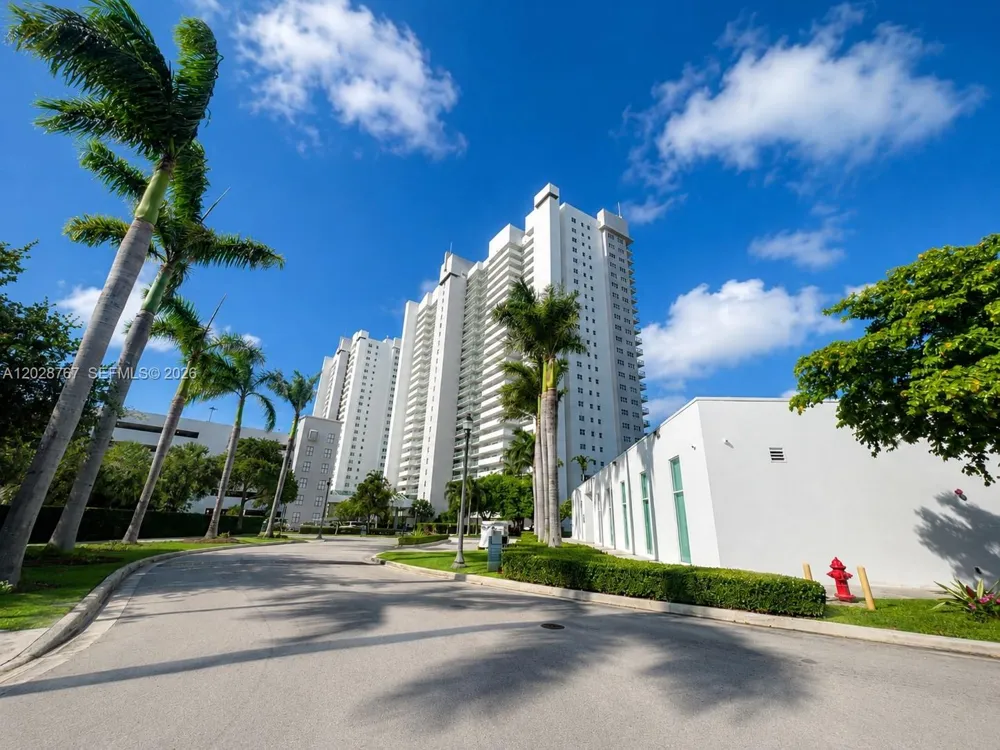 14951 Royal Oaks Ln #2002 North Miami, FL 33181