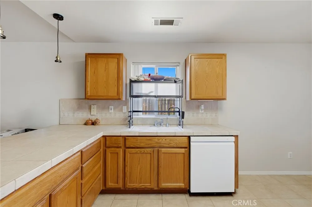 1865 La Vida Avenue Porterville, CA 93257