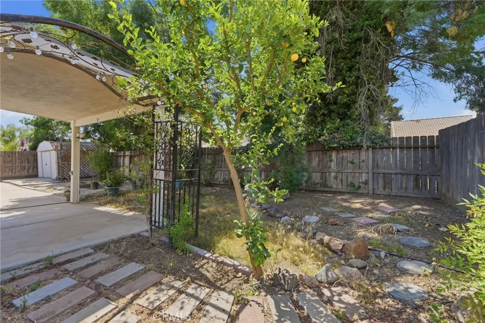 1865 La Vida Avenue Porterville, CA 93257