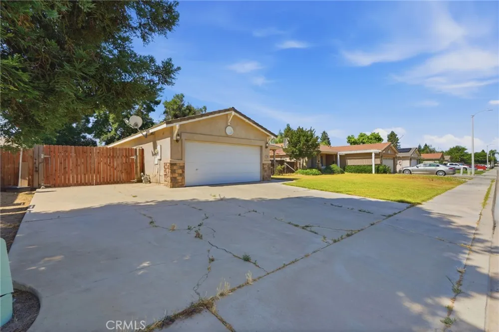 1865 La Vida Avenue Porterville, CA 93257