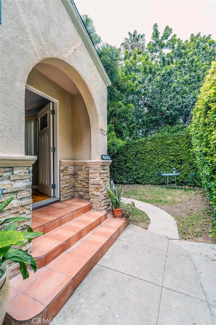 7122 De Longpre Los Angeles, CA 90046