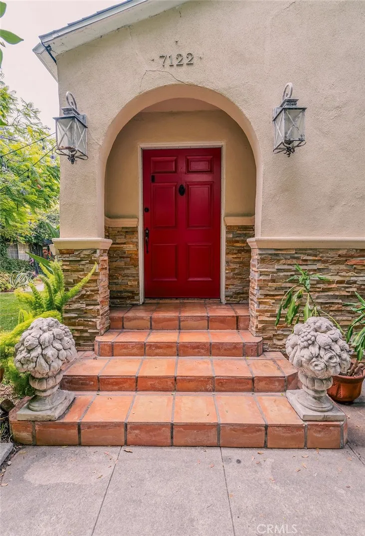 7122 De Longpre Los Angeles, CA 90046