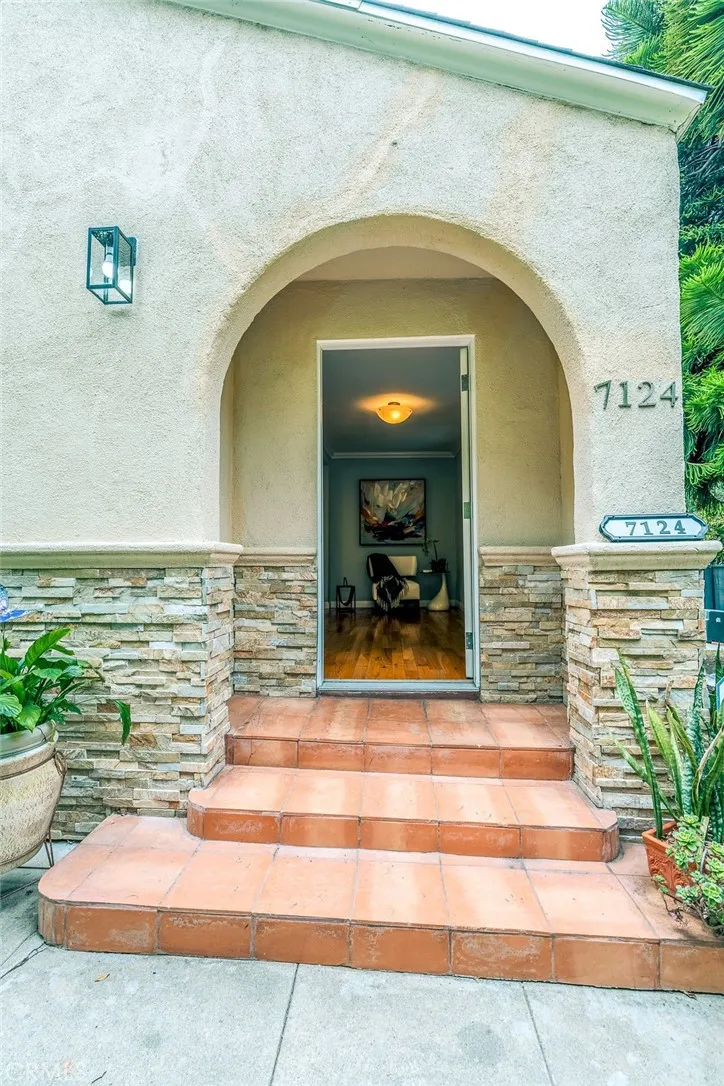 7122 De Longpre Los Angeles, CA 90046