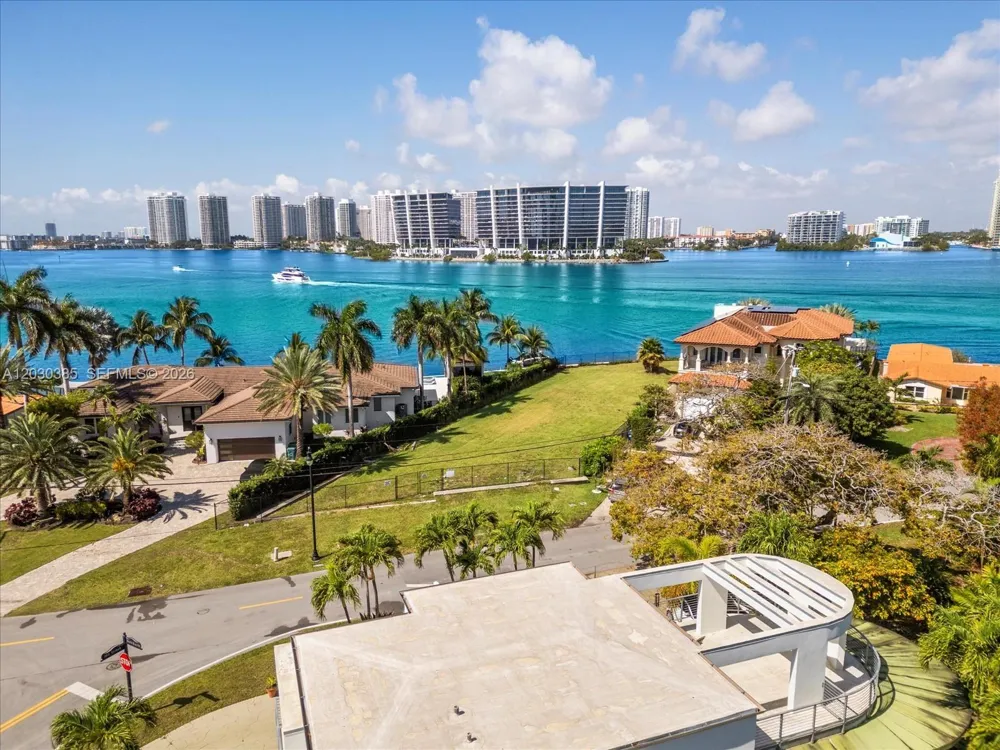 18800 Bay Rd Sunny Isles Beach, FL 33160