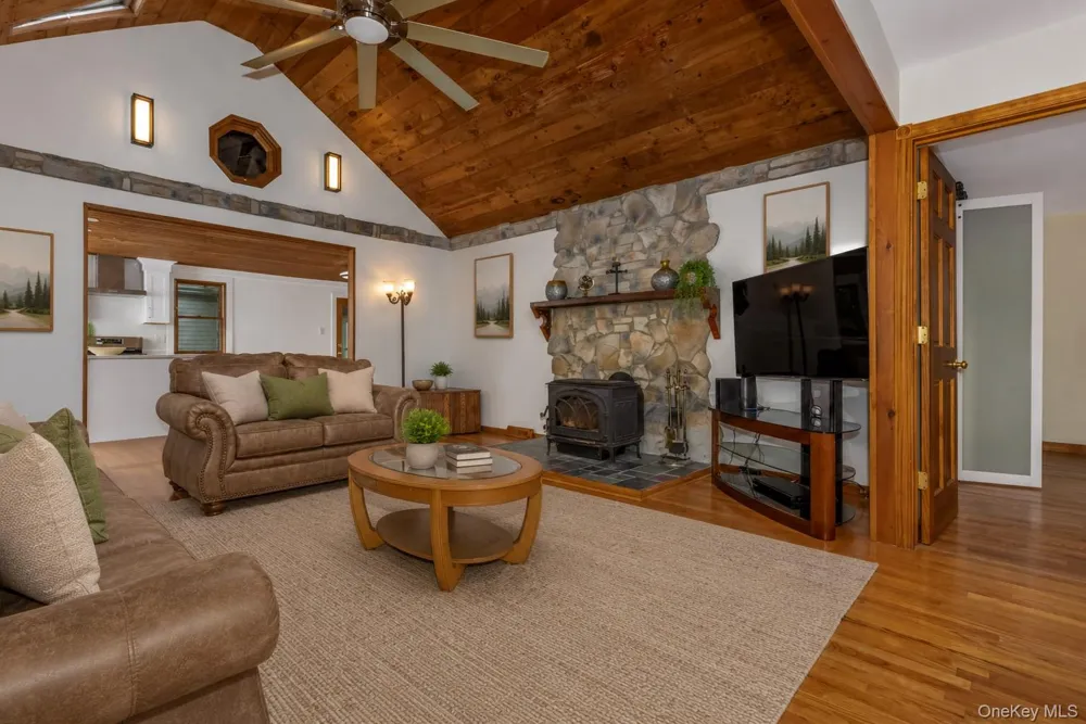 18 Military Lane Gardiner, NY 12525