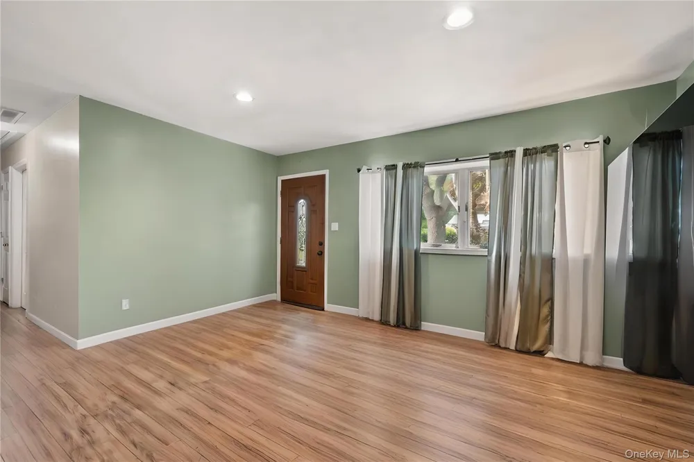 70 E Lakeland Street Bay Shore, NY 11706