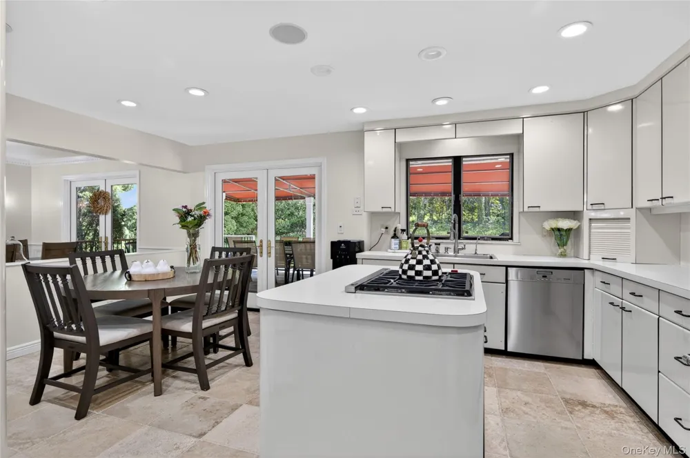 112 The Intervale Roslyn Estates, NY 11576