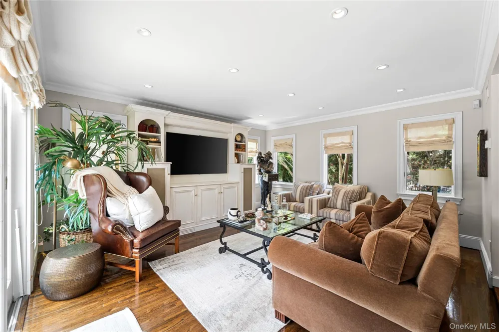 11 Hickory Road Woodsburgh, NY 11598