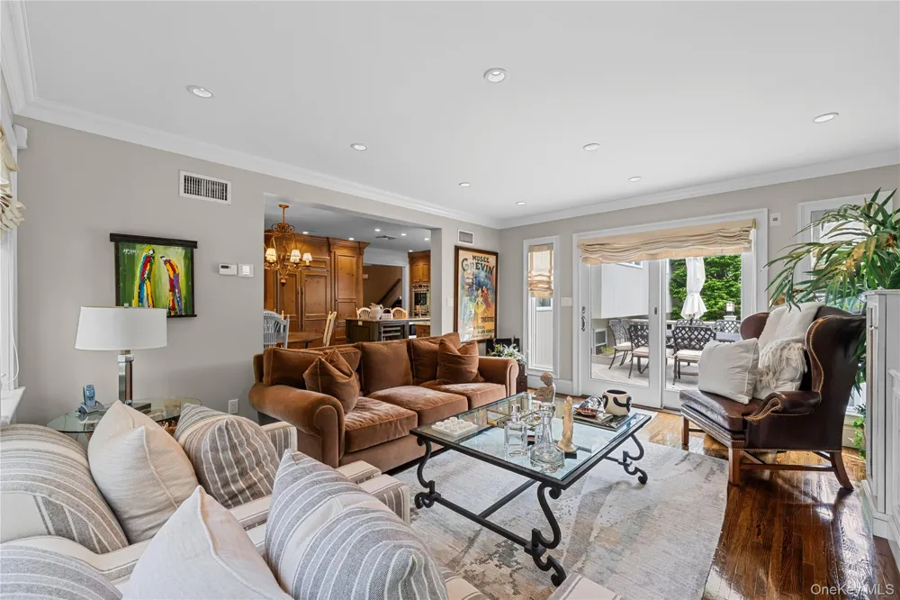11 Hickory Road Woodsburgh, NY 11598