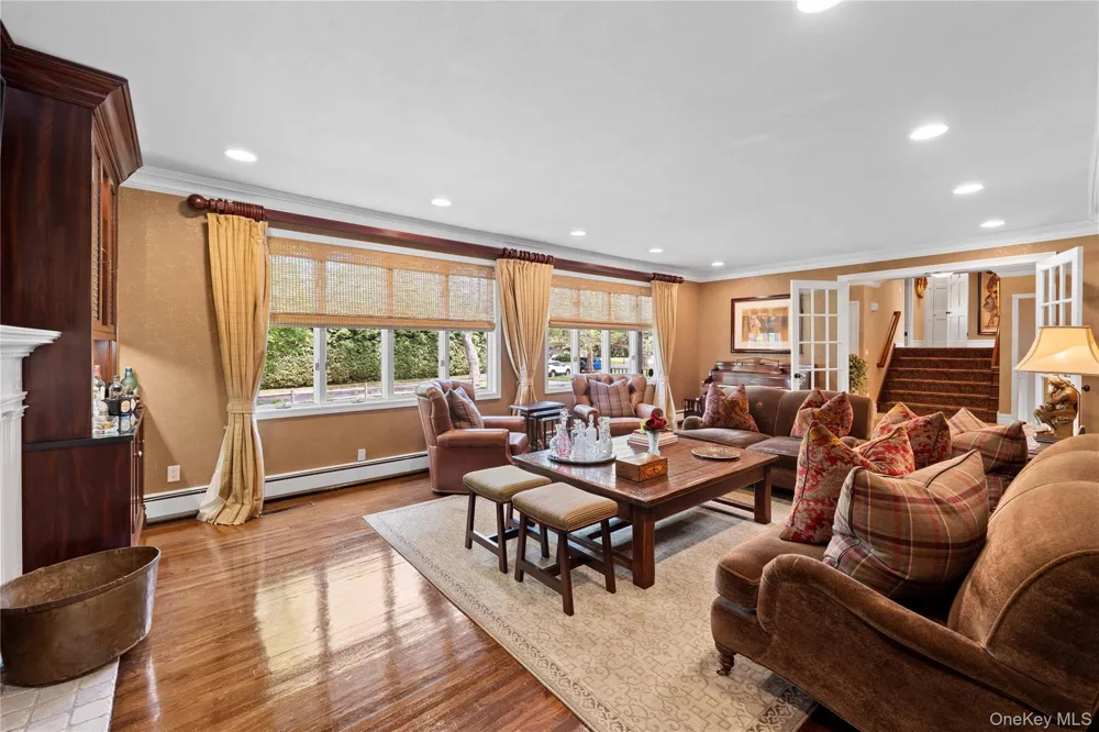 11 Hickory Road Woodsburgh, NY 11598