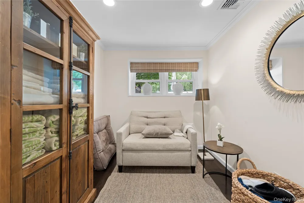 11 Hickory Road Woodsburgh, NY 11598