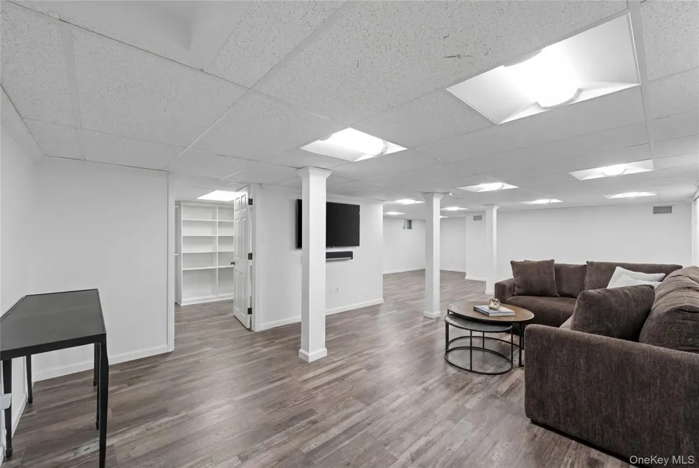 11 Hickory Road Woodsburgh, NY 11598
