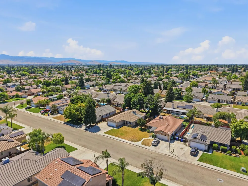 1865 La Vida Avenue Porterville, CA 93257