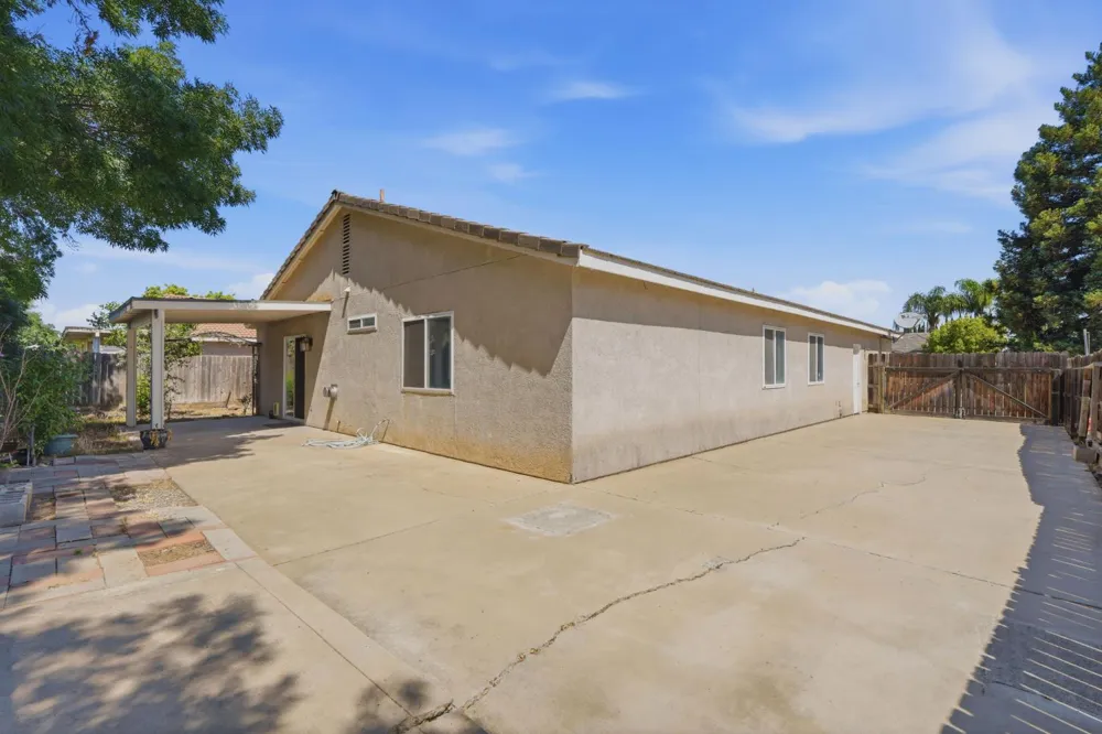 1865 La Vida Avenue Porterville, CA 93257
