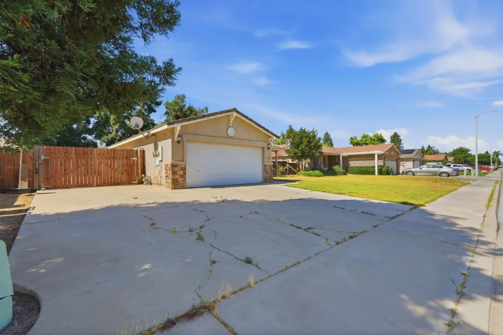 1865 La Vida Avenue Porterville, CA 93257