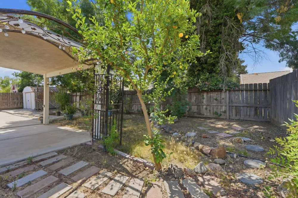 1865 La Vida Avenue Porterville, CA 93257