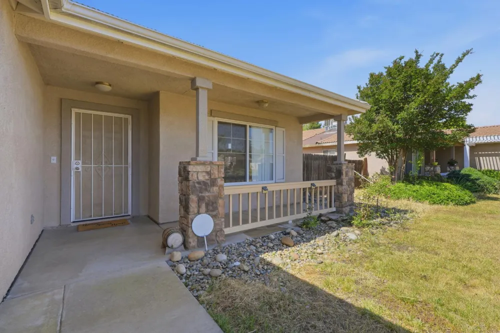 1865 La Vida Avenue Porterville, CA 93257