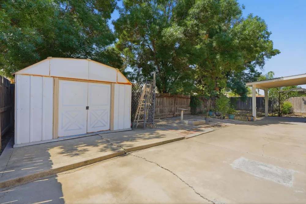 1865 La Vida Avenue Porterville, CA 93257