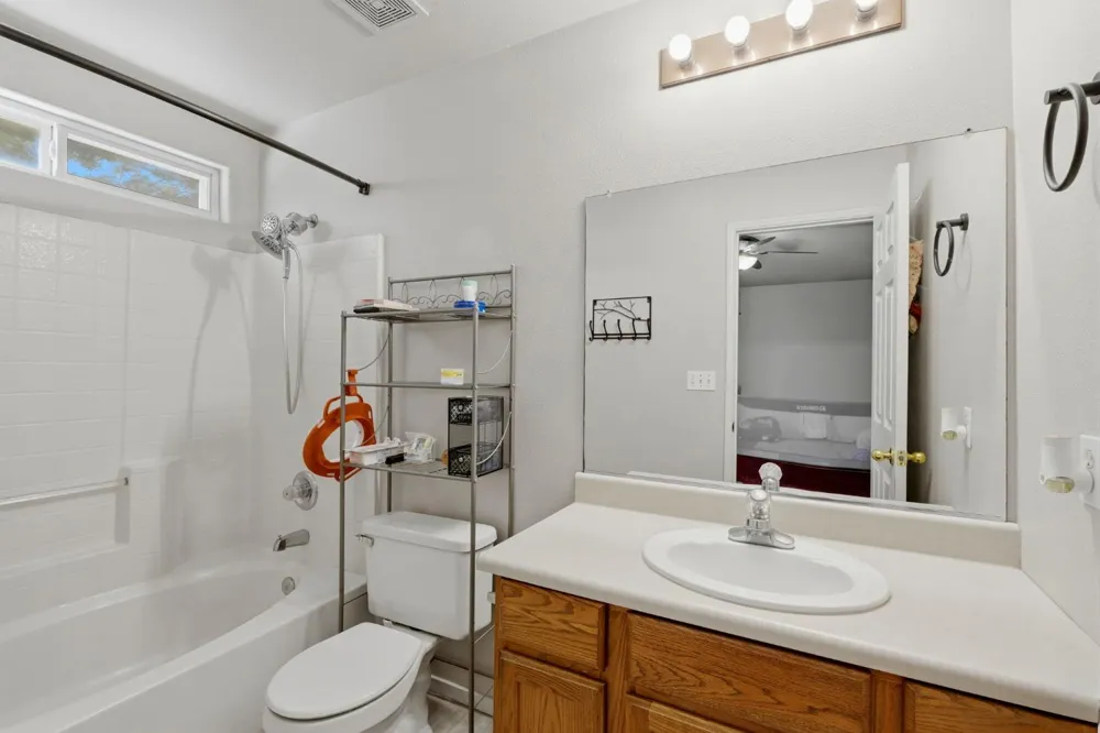 1865 La Vida Avenue Porterville, CA 93257