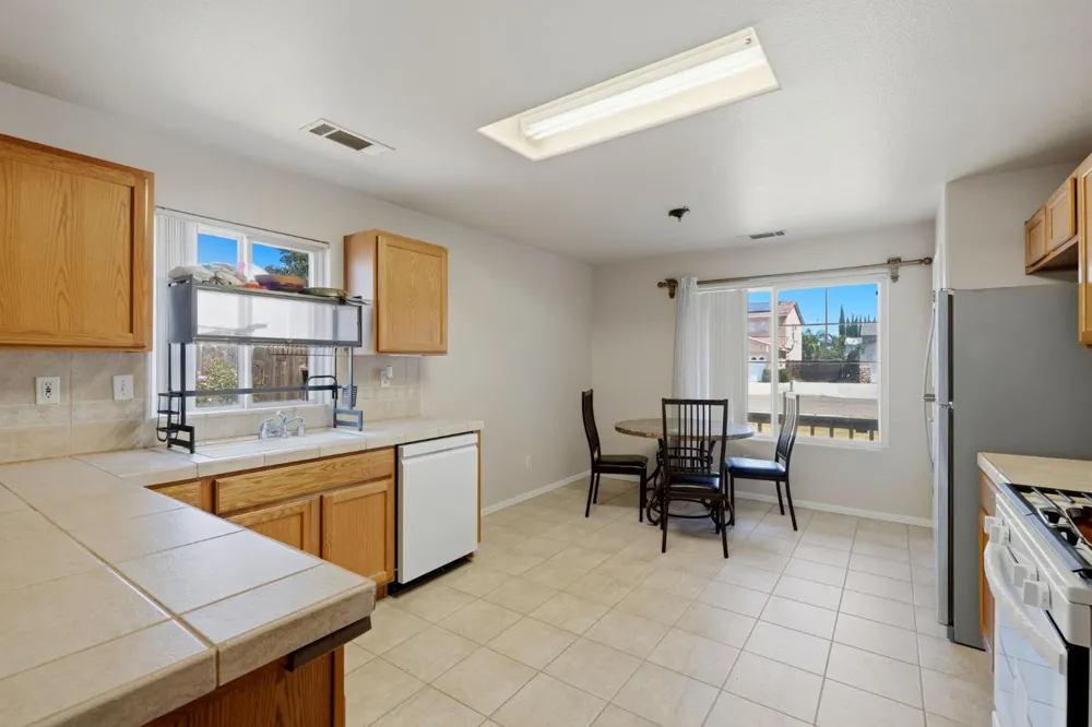 1865 La Vida Avenue Porterville, CA 93257