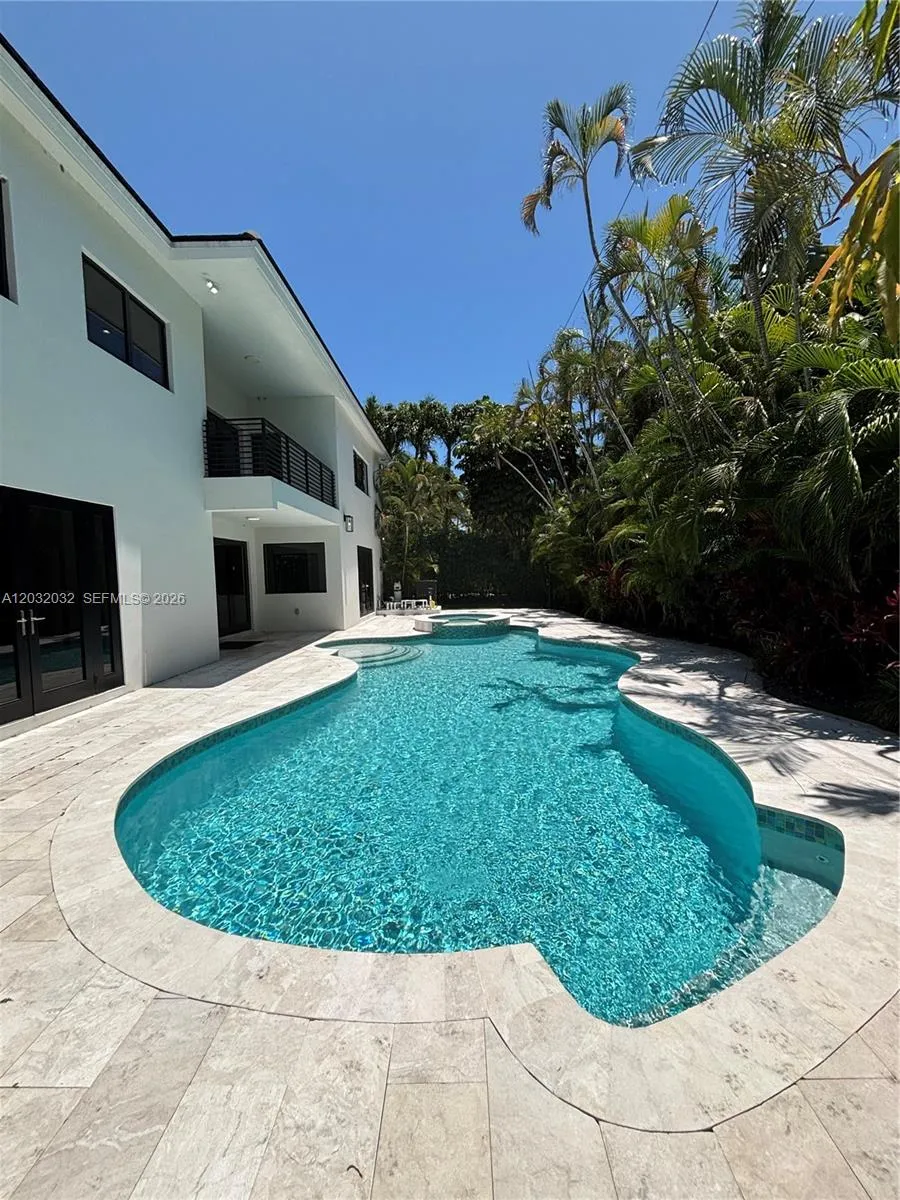 6220 SW 144th St Coral Gables, FL 33158