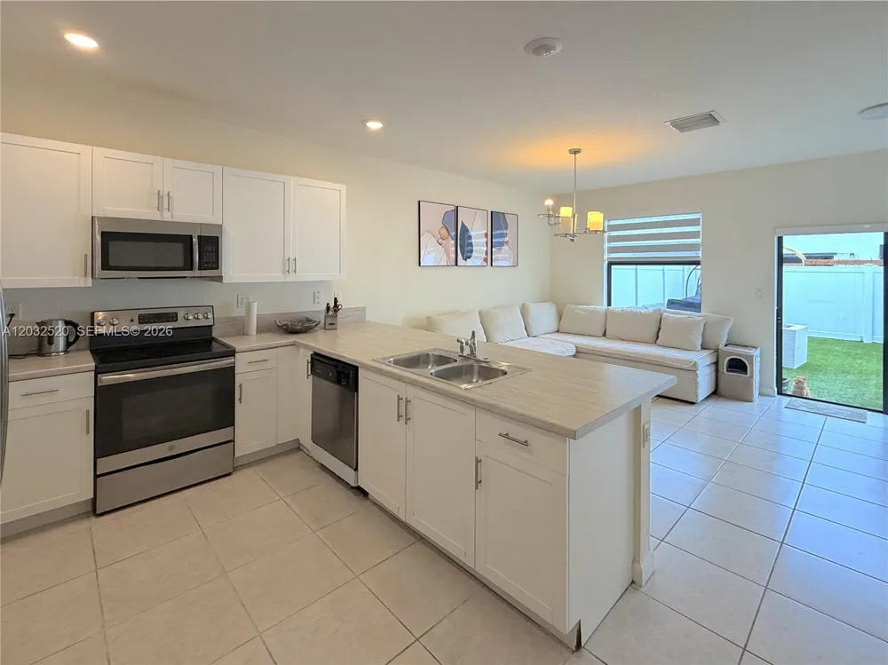 10606 W 32nd Ln Hialeah, FL 33018
