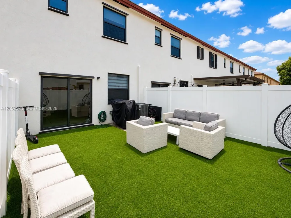 10606 W 32nd Ln Hialeah, FL 33018