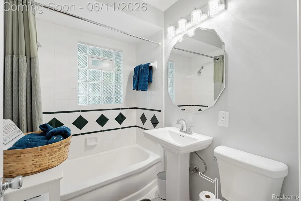 36521 Gloucester Drive Clinton Charter Township, MI 48035