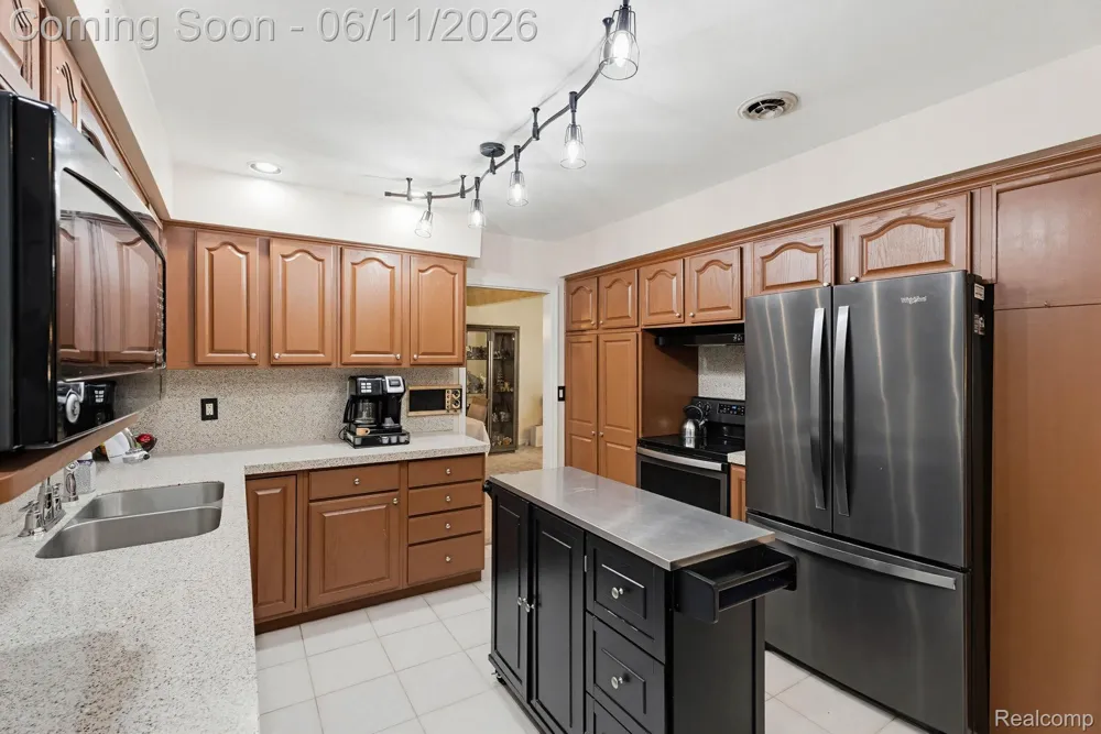 36521 Gloucester Drive Clinton Charter Township, MI 48035