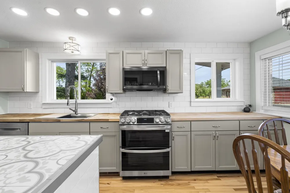 14792 Peninsula Drive Peninsula Township, MI 49686