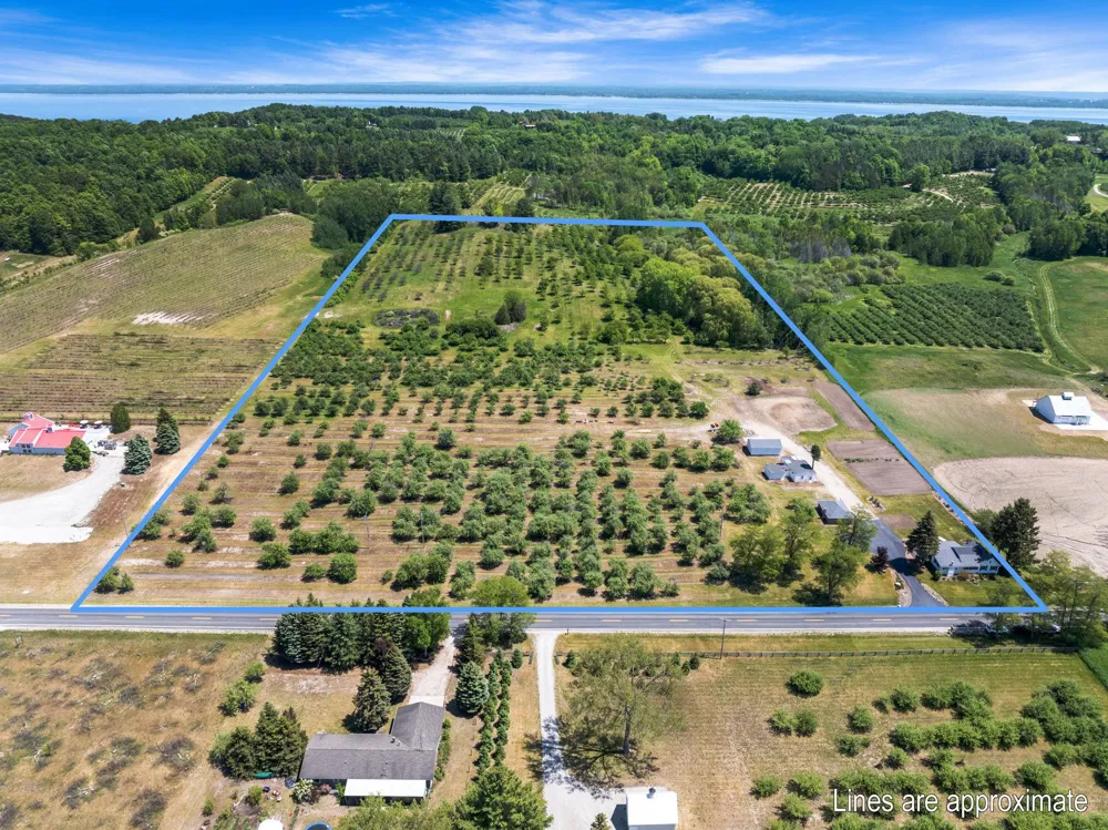 14792 Peninsula Drive Peninsula Township, MI 49686