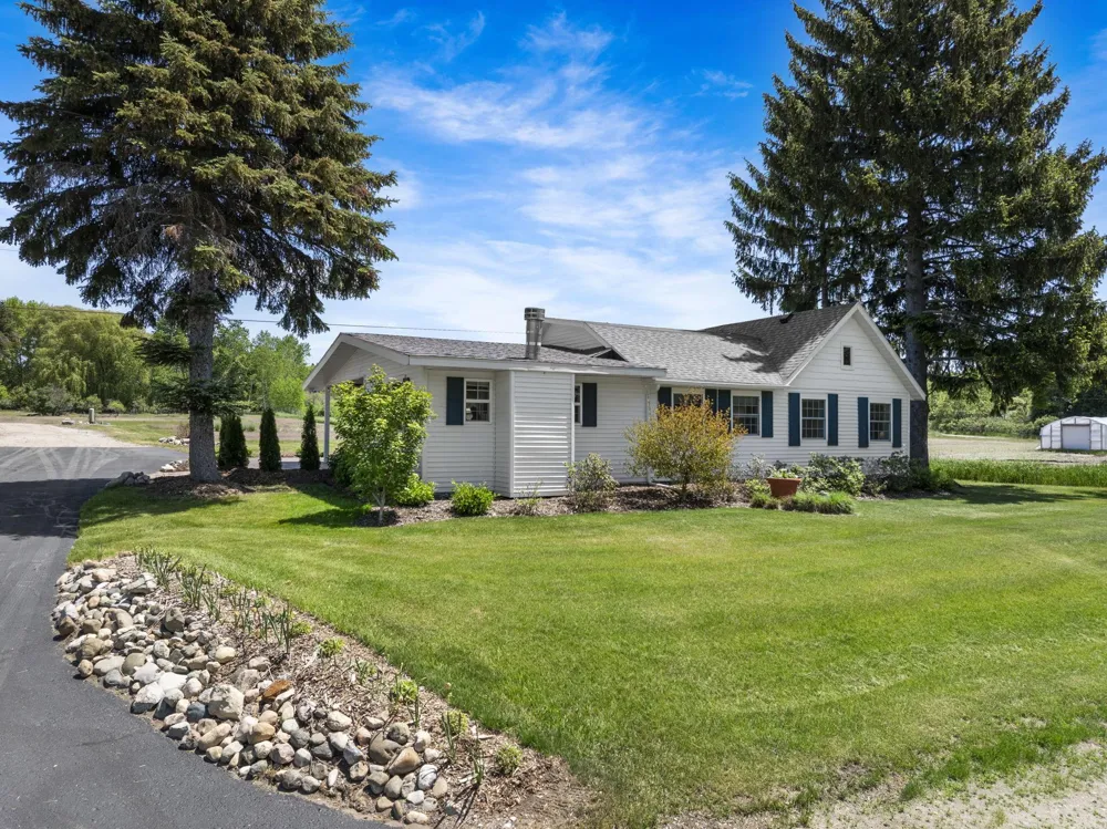 14792 Peninsula Drive Peninsula Township, MI 49686