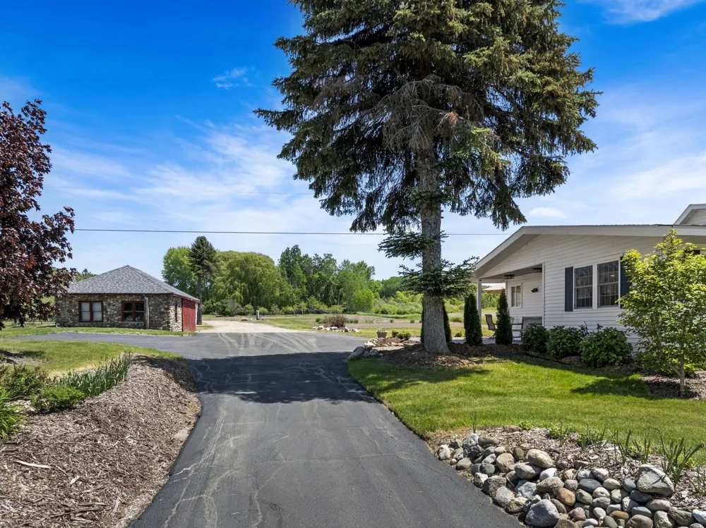 14792 Peninsula Drive Peninsula Township, MI 49686