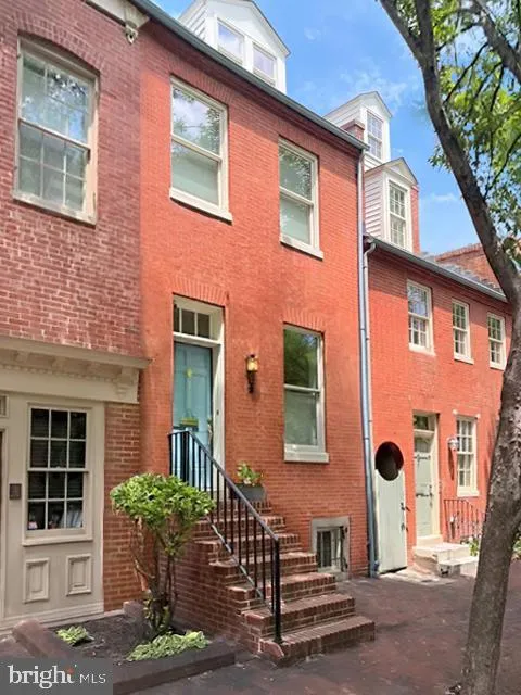 112 W LEE STREET