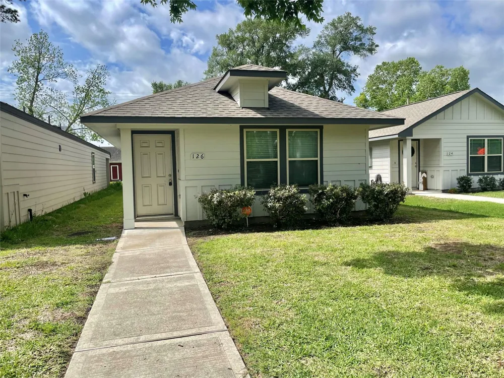126 E Ash St Angleton, TX 77515