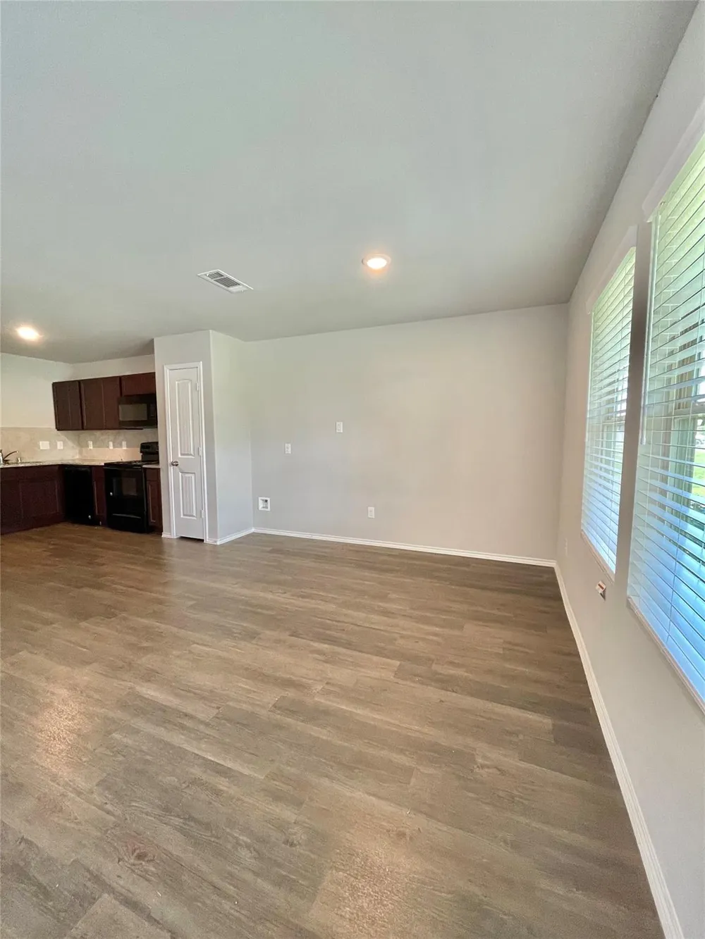 126 E Ash St Angleton, TX 77515