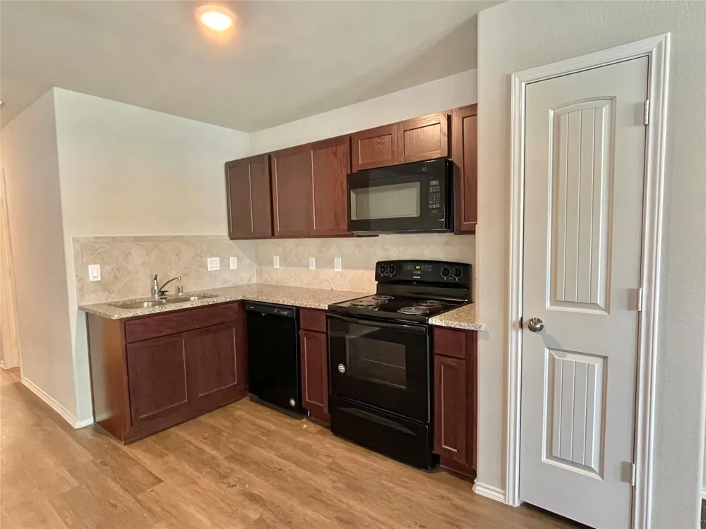 126 E Ash St Angleton, TX 77515