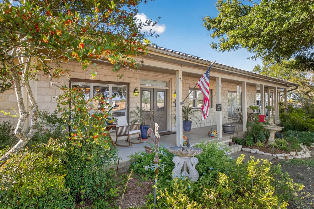 672 County Road 447 Waelder, TX 78959