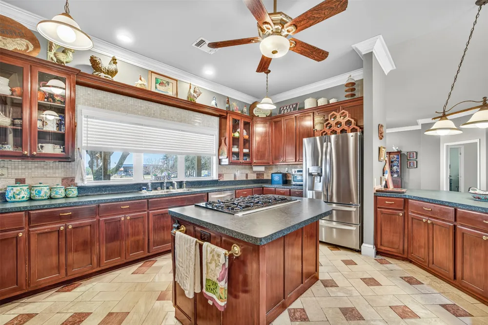 672 County Road 447 Waelder, TX 78959