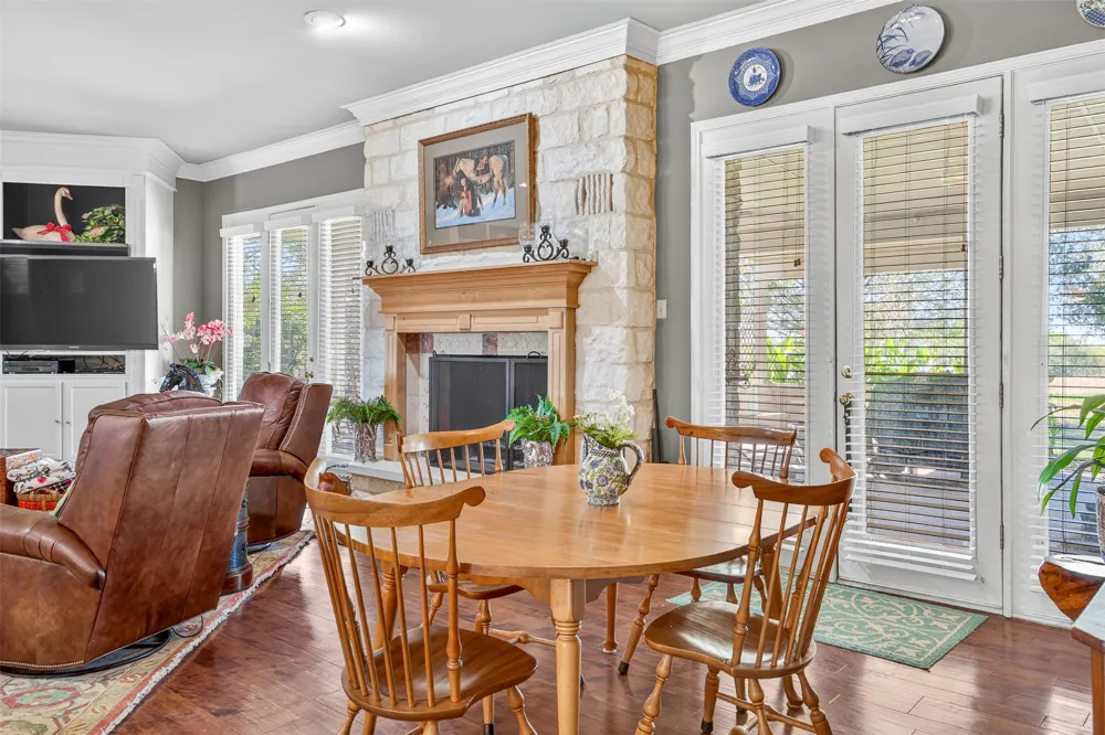 672 County Road 447 Waelder, TX 78959