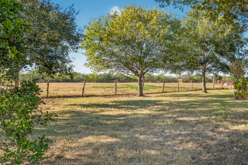 672 County Road 447 Waelder, TX 78959