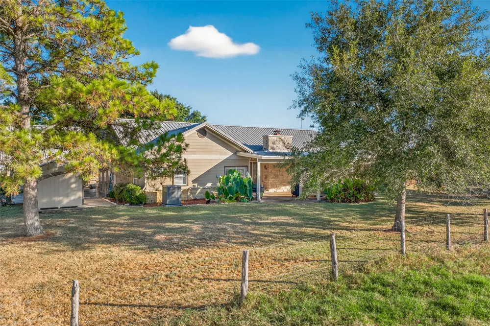 672 County Road 447 Waelder, TX 78959