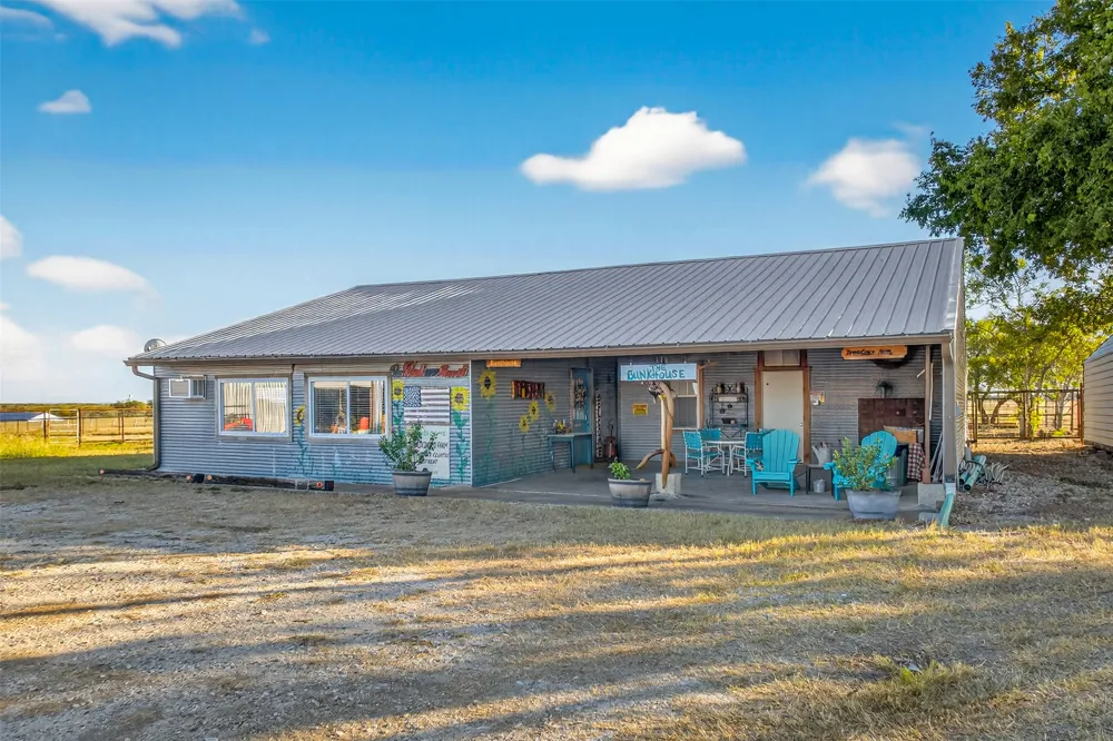 672 County Road 447 Waelder, TX 78959
