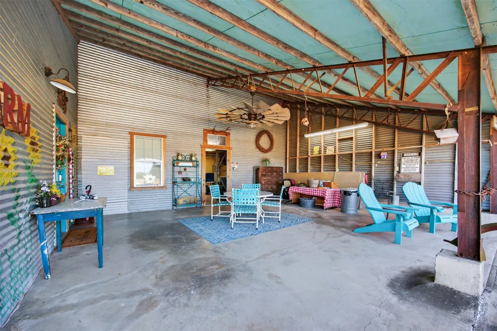 672 County Road 447 Waelder, TX 78959