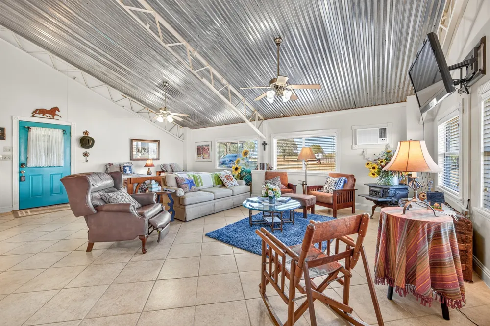672 County Road 447 Waelder, TX 78959