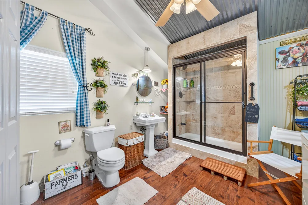 672 County Road 447 Waelder, TX 78959